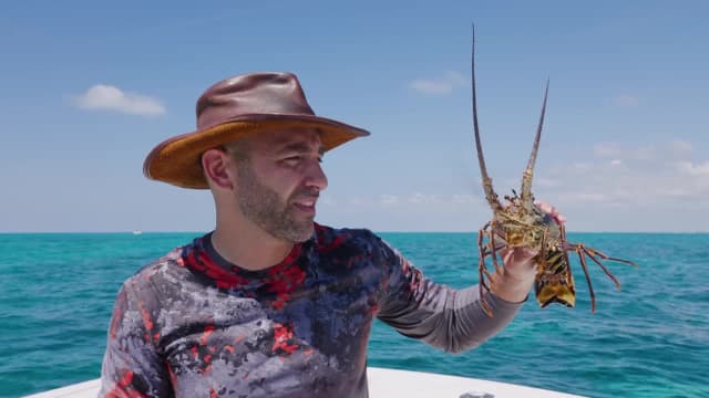 S10:E03 - Sliced by a Spiny Lobster! Croc Catch Bare Handed!