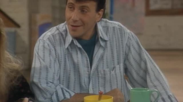 S03:E303 - Joey Gets Pinned