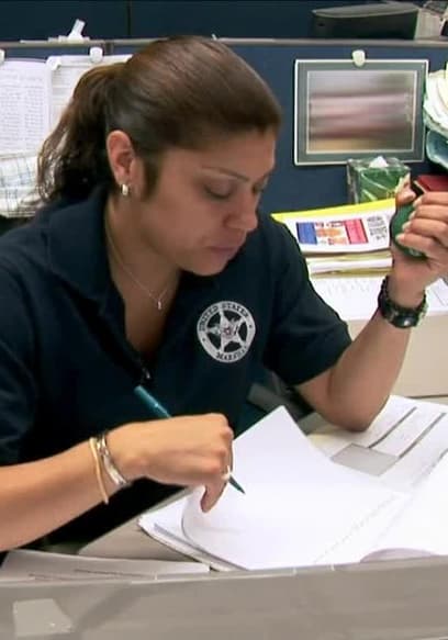 Watch Manhunters: Fugitive Task Force S01:E09 - 15 Years Running - Free ...